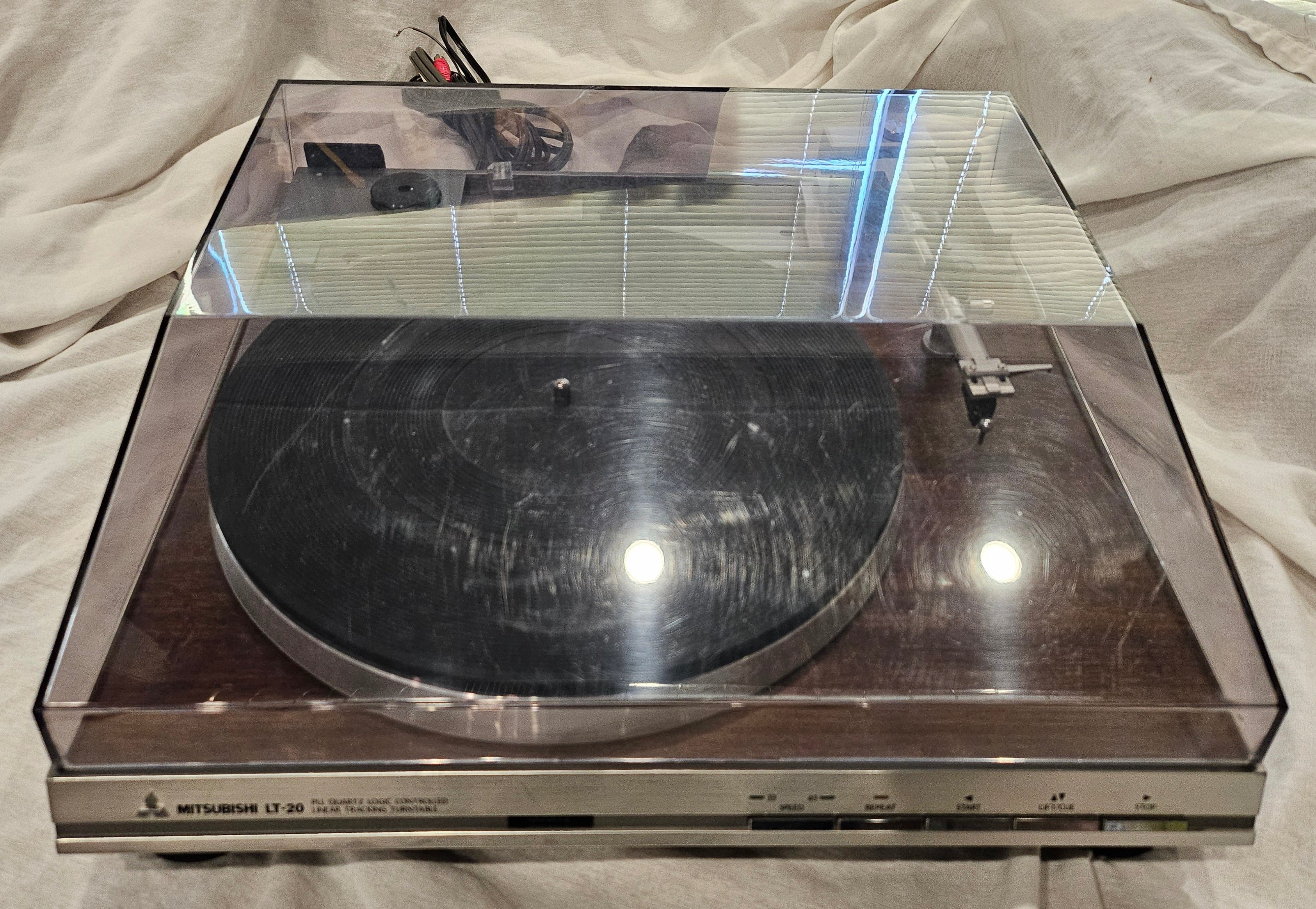 Mitsubishi LT-20 Turntable